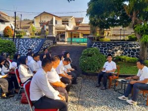 Pegawai Disipusda Purwakarta Ngariung dengan Asep Supriatna