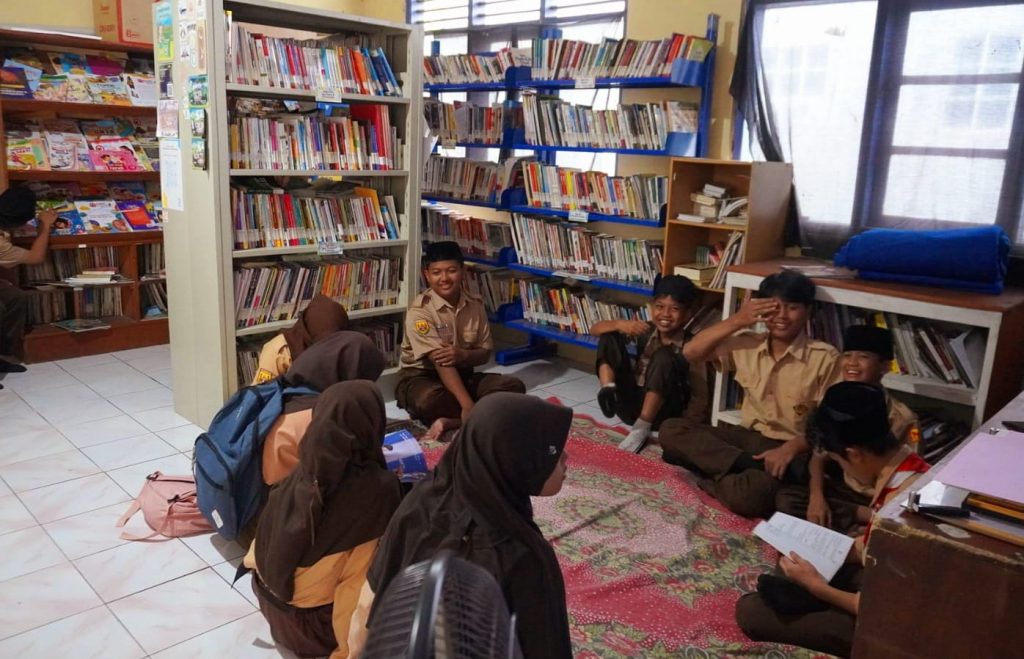 Siswa sedang membaca di Perpustakaan Desa Sumurugul