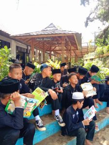 Siswa SMPN 2 Bojong Membaca Buku dari Perpustakaan Keliling Disipusda Purwakarta