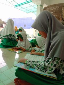 Siswi Madrasah membaca di Perpustakaan Keliling Disipusda