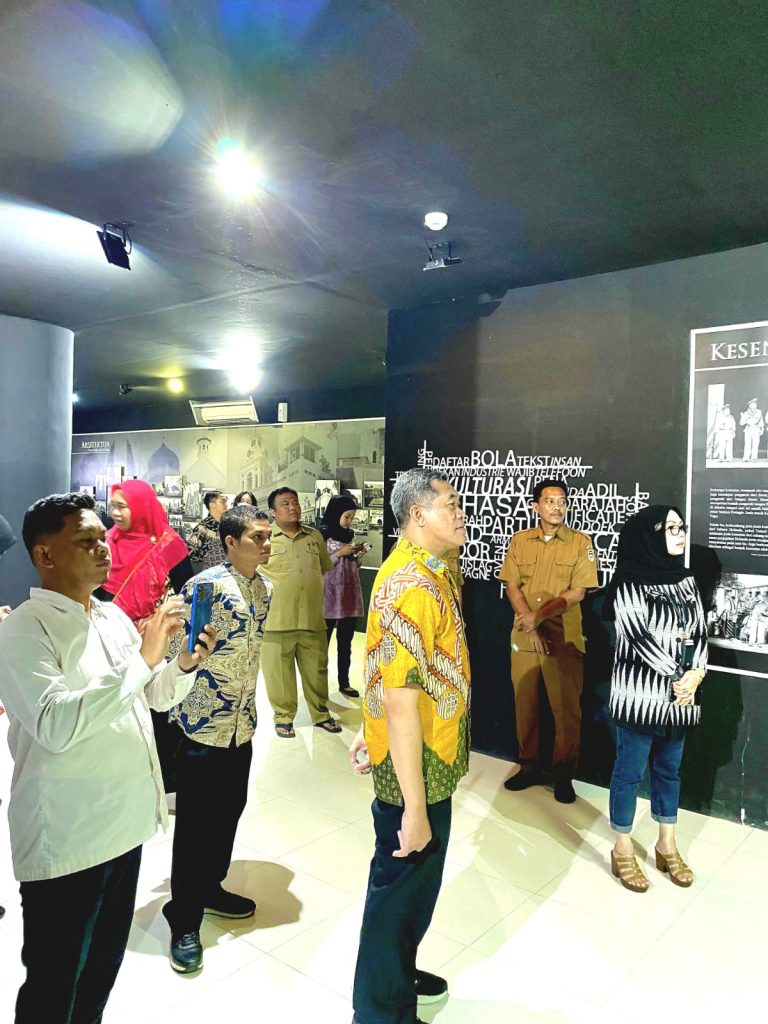 Rombongan Puspen Kemendagri Mengunjungi Diorama Nusantara