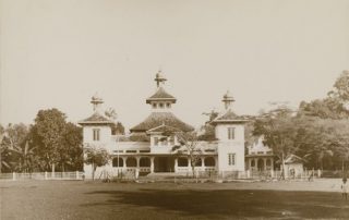 Foto Alun-alun dan Masjid Agung, Purwakarta, 1928. Dibangun 1826