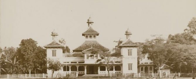 Foto Alun-alun dan Masjid Agung, Purwakarta, 1928. Dibangun 1826