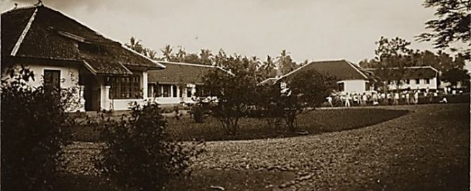 Foto Gedung Noormal School, Purwakarta (sekarang Universitas Pendidikan Indonesia), 1928. Diresmikan 1914. (Sumber Foto: Koleksi Leiden University Libraries).