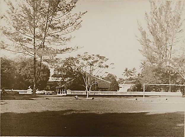 Foto Pendopo Kabupaten Karawang di Purwakarta, Gedung Negara dan Alun-alun, 1910.