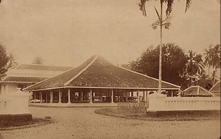 Foto Pendopo Kabupaten Karawang di Purwakarta, Gedung Negara dan Alun-alun, 1910. Dibangun 1857-1860. Diresmikan 1860