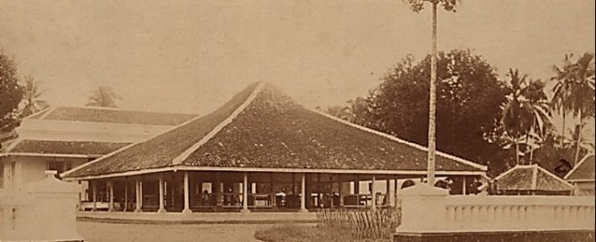 Foto Pendopo Kabupaten Karawang di Purwakarta, Gedung Negara dan Alun-alun, 1910. Dibangun 1857-1860. Diresmikan 1860