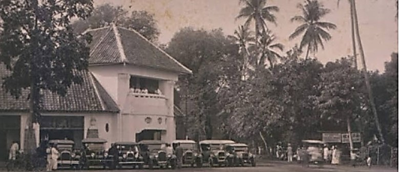 Foto Spoorzicht Hotel, salah satu Gedung Kembar di Ceplak, Purwakarta dengan deretan kendaraan pribadi. Wilayah Ceplak juga pernah menjadi terminal oplet dan bus antar kota dari Batavia (Jakarta) ke Bandung via Purwakarta selain kereta api cepat Batavia – Bandung.(Sumber Foto: Universiteit Leiden Libraries dan Suryanagara Institute)