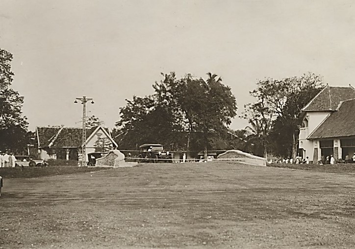 Foto Spoorzicht Hotel salah satu dari Gedung Kembar, Purwakarta di sebelah kanan, 1931.Terminal Ceplak di sebelah kiri dan Jembatan di emplasement.
(Sumber Foto: Koleksi Leiden University Libraries)