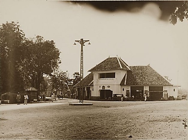 Foto Spoorzicht Hotel, salah satu dari Gedung Kembar, Purwakarta di sisi sebelah Barat, 1928