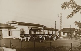 Foto Stasiun Kereta Api, Purwakarta, 1928. Dibangun 1900-1905. Diresmikan 19 Desember 1902