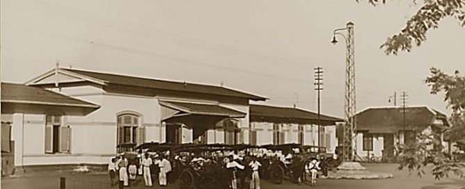 Foto Stasiun Kereta Api, Purwakarta, 1928. Dibangun 1900-1905. Diresmikan 19 Desember 1902