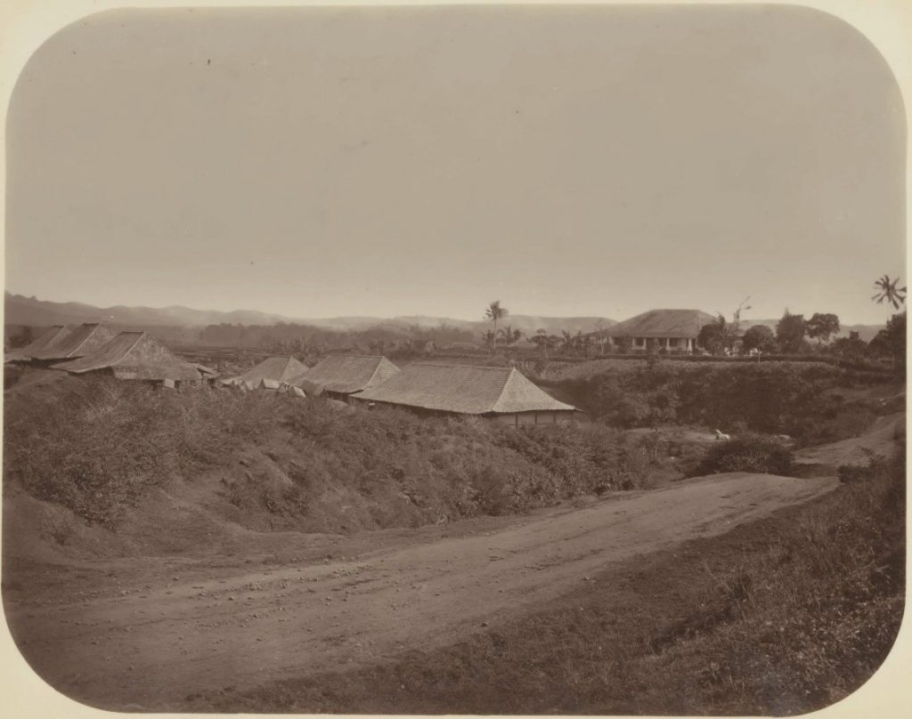 Foto Tjikao Koffiepakhuis - Gudang Kopi Cikao, 1880. Koleksi Leiden University Libraries.