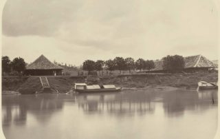 Foto Tjikao Koffiepakhuis - Gudang Kopi Cikao, 1880. Koleksi Leiden University Libraries.