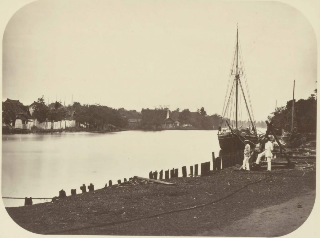 Foto Tjikao Koffiepakhuis - Gudang Kopi Cikao, 1880. Koleksi Leiden University Libraries.