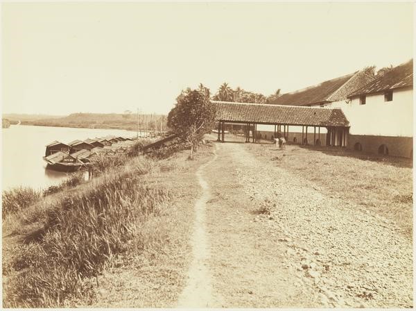 Foto Tjikao Koffiepakhuis - Gudang Kopi Cikao, 1880. Koleksi Leiden University Libraries.