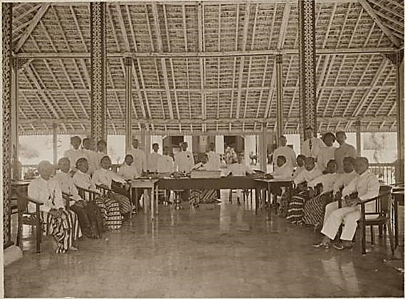 Foto para pejabat Karesidenan, Bupati Karawang, para Wedana se-Kabupaten Karawang di Pendopo Kabupaten Karawang di Purwakarta, 1925