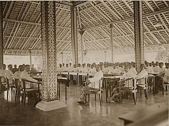 Foto para pejabat Karesidenan, Bupati Karawang, para Wedana se-Kabupaten Karawang di Pendopo Kabupaten Karawang di Purwakarta Tahun 1925