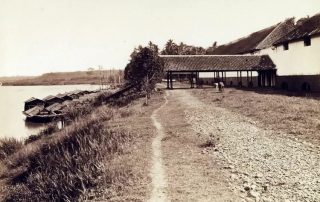 Gambar : Gudang kopi dan tongkang di cikaobandung, tahun 1880.