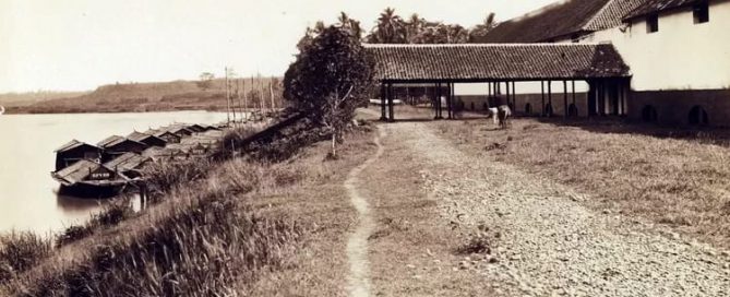 Gambar : Gudang kopi dan tongkang di cikaobandung, tahun 1880.