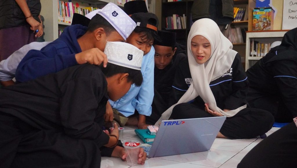 Poltek Enjinering Indorama dan Perpustakaan Desa Sumurugul Melatih Desain Grafis untuk Pelaku Usaha Mikro