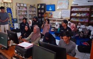 Poltek Enjinering Indorama dan Perpustakaan Desa Sumurugul