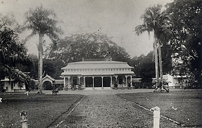 Foto Gedung Karesidenan Karawang di Purwakarta, 1908. (Sumber Foto: Koleksi Leiden University Libraries).