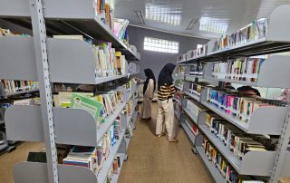 koleksi buku di perpustakaan purwakarta