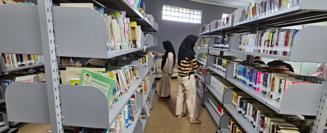 koleksi buku di perpustakaan purwakarta
