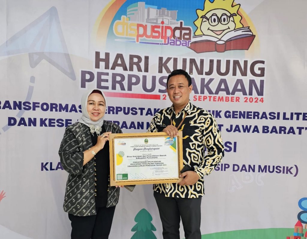 Dinas Perpustakaan dan Kearsipan Daerah Provinsi Jabar Mengganjar Penghargaan untuk Disarpusda Purwakarta