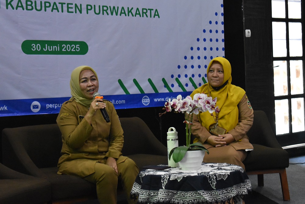Uce Martini, AF., MP dan Ritta Utami Herawati, S.Sos sebagai Narasumber