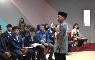 Dr Kusnandar Memberikan Paparan