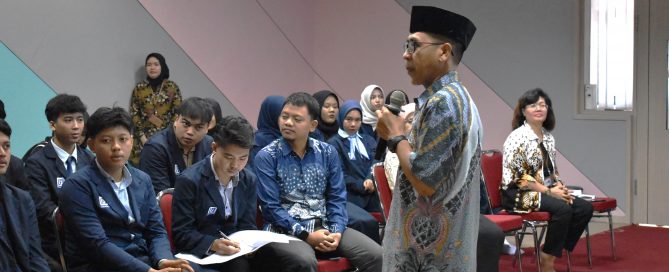 Dr Kusnandar Memberikan Paparan