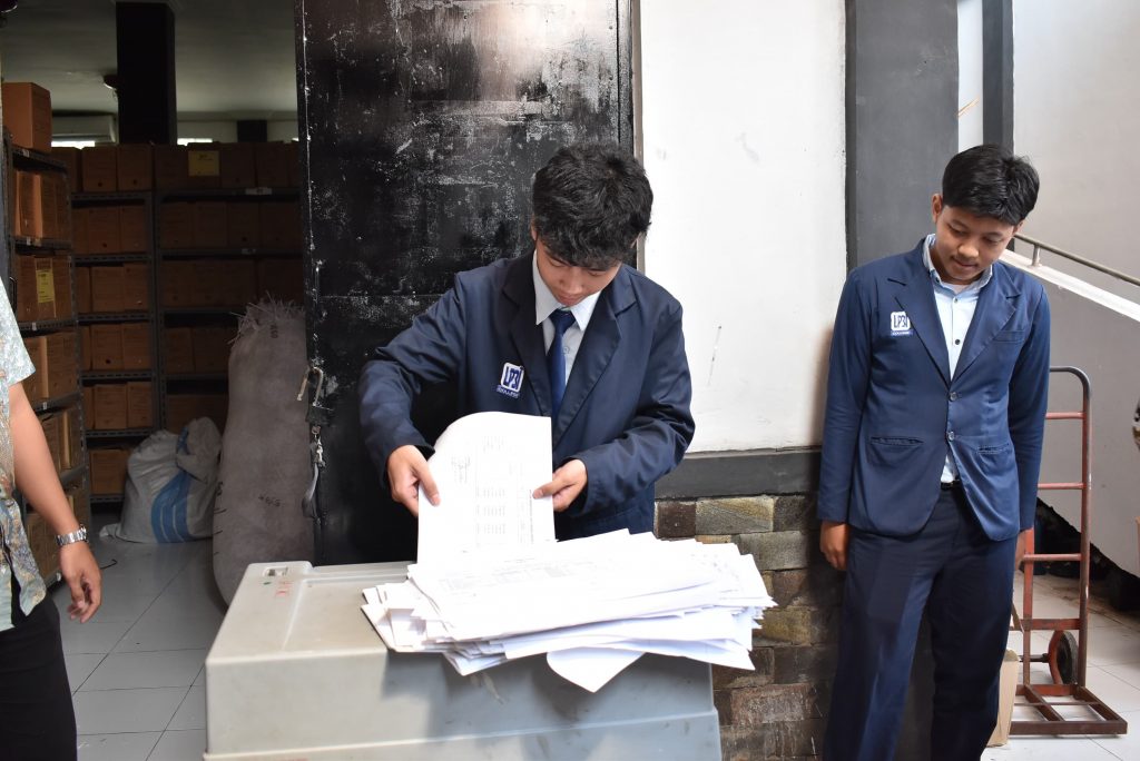 Mahasiswa Mencoba Mesin Pencacah Kertas 