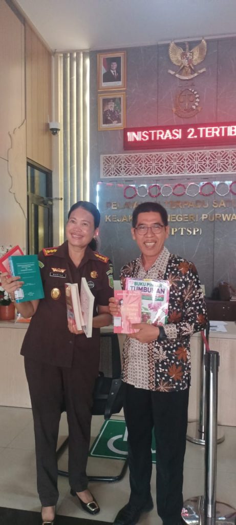 Dr. Kusnandar bersama Ibu Kepala Kejaksaan Negeri Purwakarta, Dr. Martha Parulina Berliana, S.H., M.H