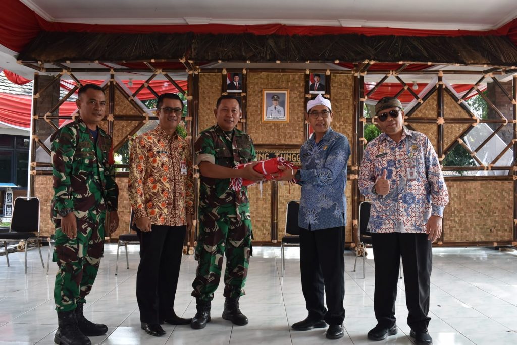 Disarpus Berpartisipasi dalam Pembagian Bendera Merah Putih Kecamatan Plered