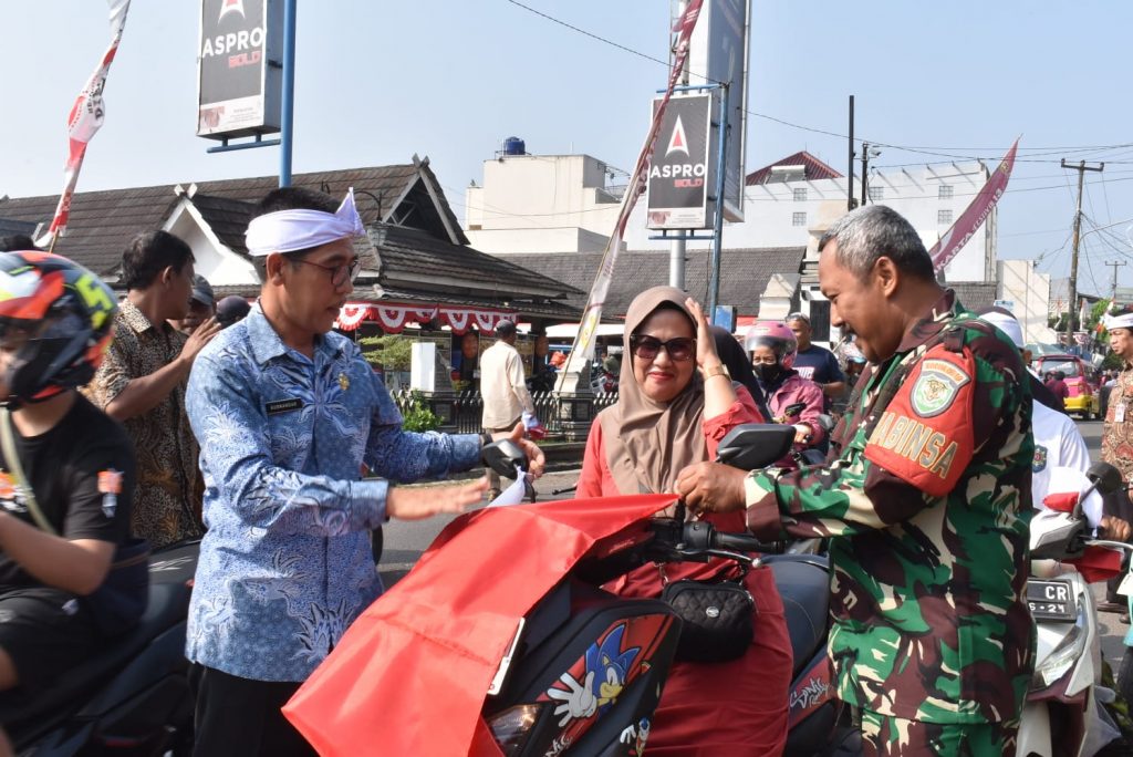 Pembagian Bendera Merah Putih Kecamatan Plered