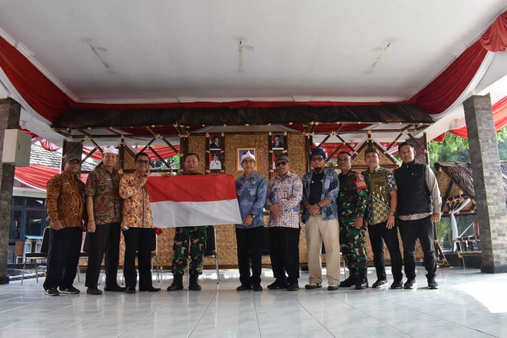 Pembagian Bendera Menyambut Hut RI ke-80