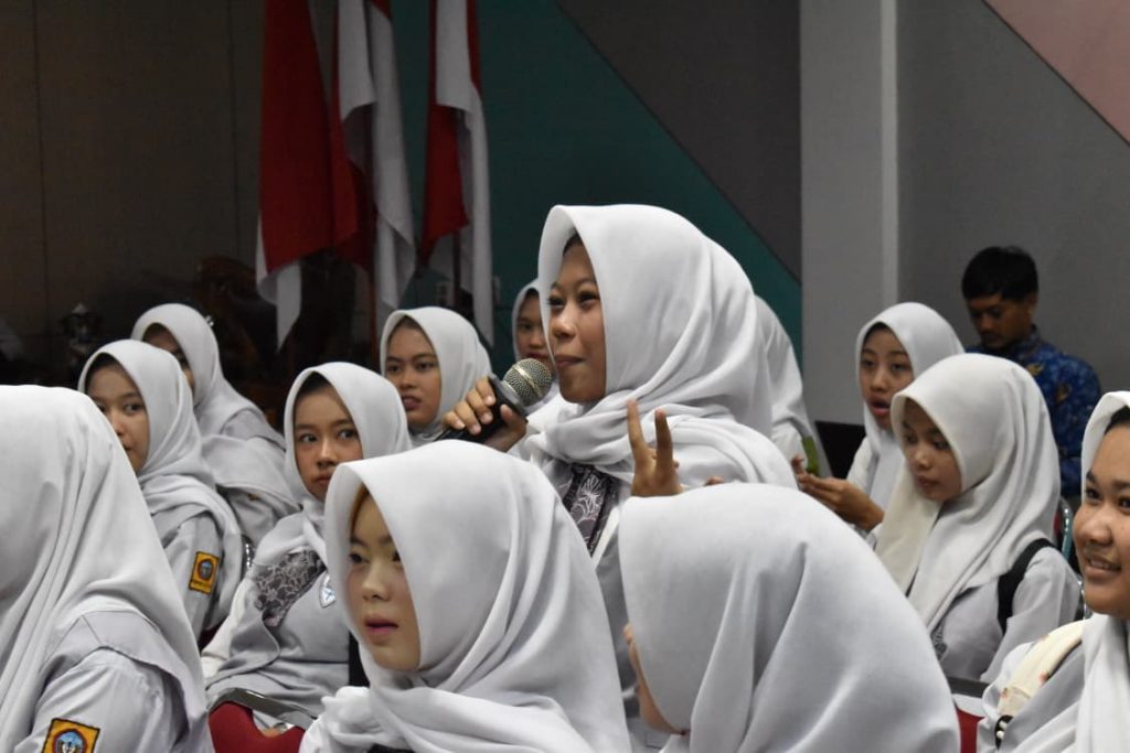 Siswi Antusias dalam Kegiatan Kunjungan ke Disarpus Purwakarta