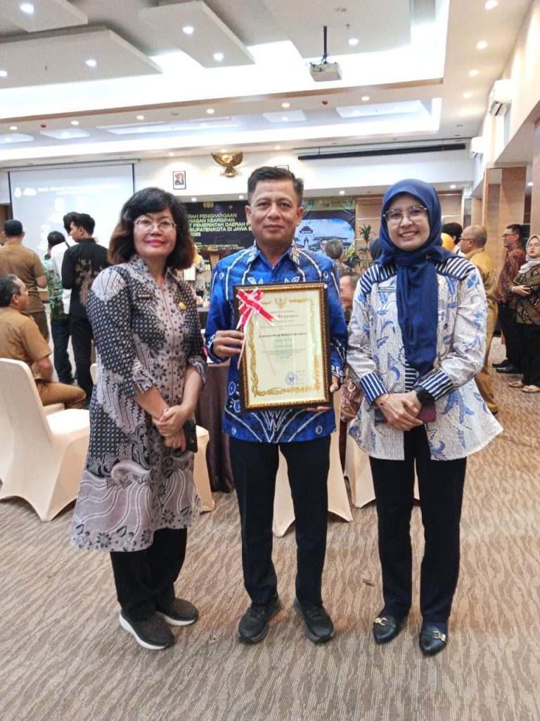 Kepala Dinas Arsip dan Perpustakaan Kabupaten Purwakarta Beserta Kepala Bidang Kearsipan