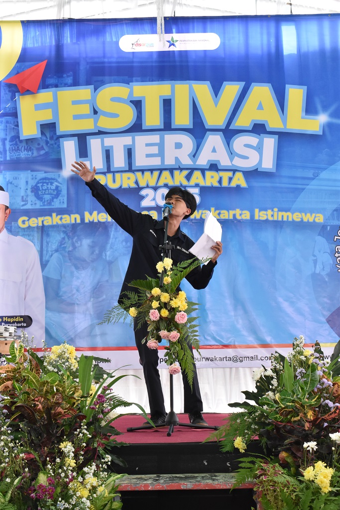 Penampilan Puisi oleh BUNG HANIF (Aktor Puisi)