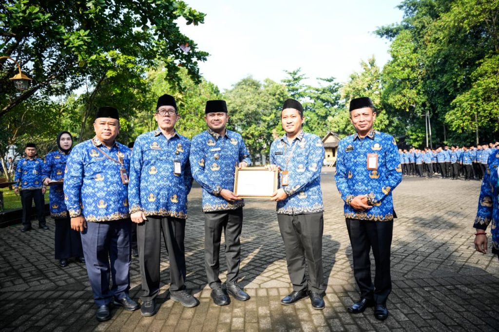 Pemberian Penghargaan Penata dan Pengelola Arsip