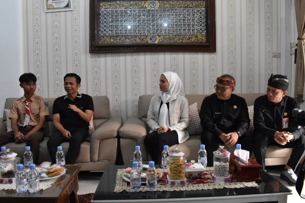 Saepul Bahri Binzein dalam kegiatan pengambilan Raport Anak