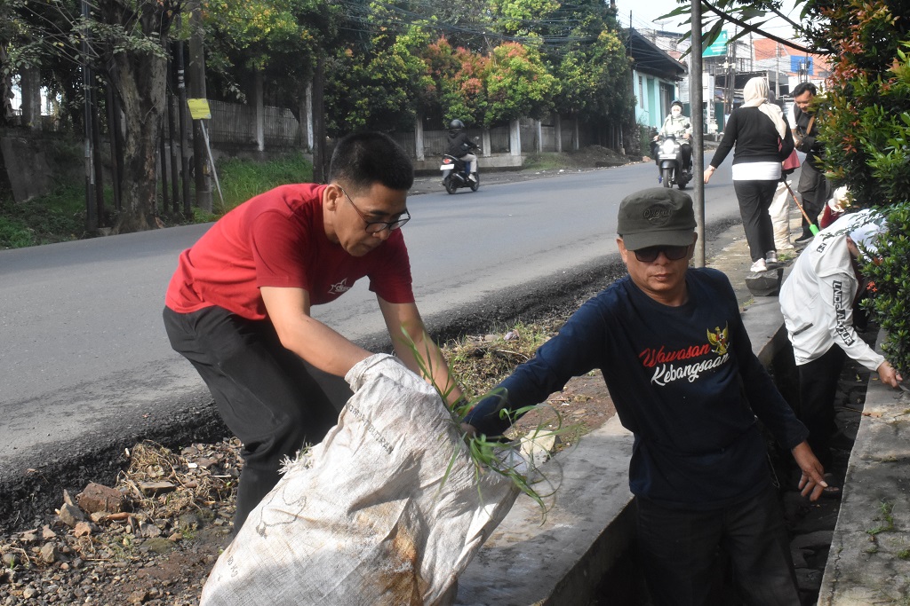 Kepala Dinas Arsip dan Perpustakaan Kabupaten Purwakarta Turun Langsung dalam Kegiatan Ngosrek
