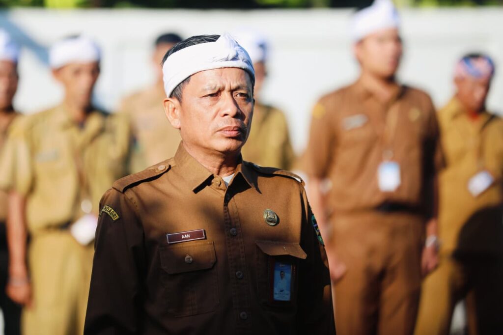 Kepala Dinas Disarpus Purwakarta Aan, S.Pd.I., K.P., M.Si. Selaku Pemimpin Apel