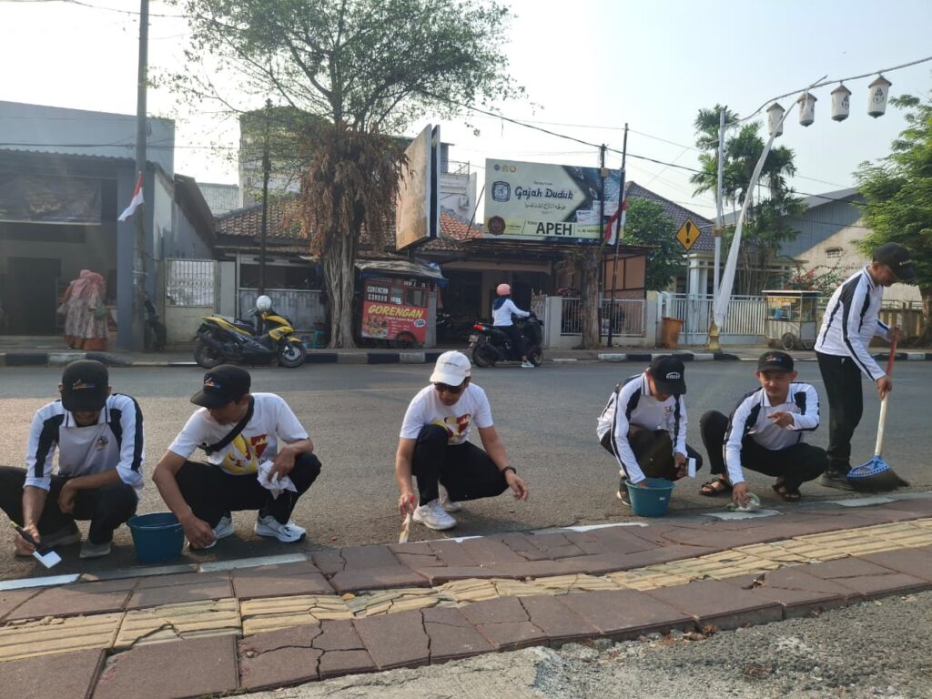 Ngosrek Bersama dan Ngecat Trotoar Serentak Purwakarta