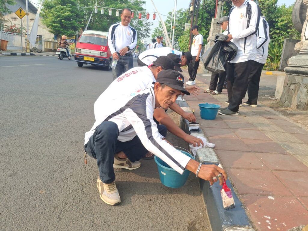 Ngosrek Bersama dan Ngecat Trotoar Serentak Purwakarta