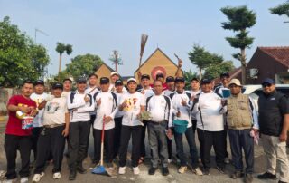 Ngosrek Bersama dan Ngecat Trotoar Serentak Purwakarta