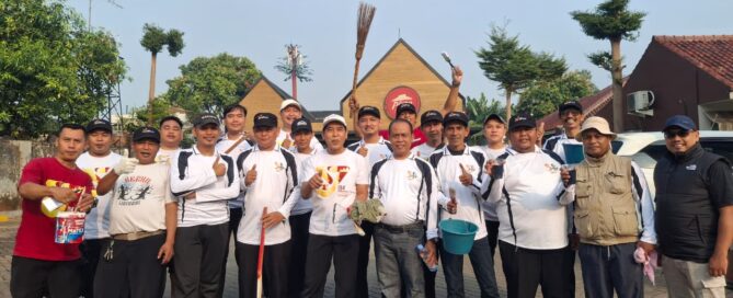 Ngosrek Bersama dan Ngecat Trotoar Serentak Purwakarta