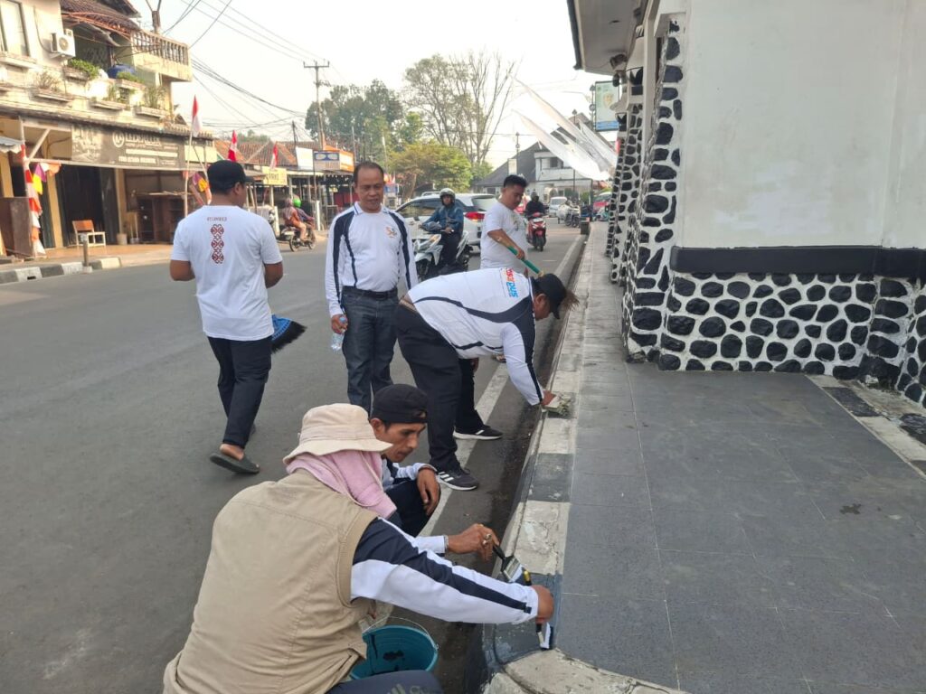Ngosrek Bersama dan Ngecat Trotoar Serentak Purwakarta